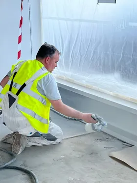 spray worker